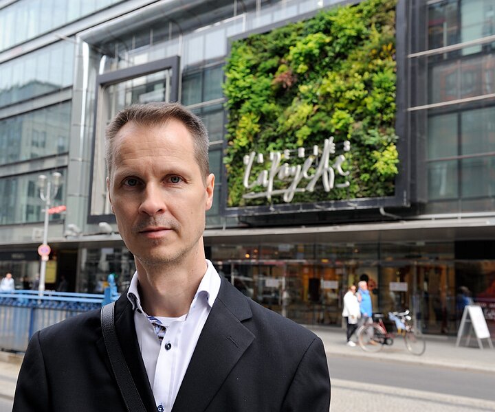 _DSC0040 Arto in Friedrichstrasse.