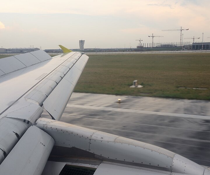 _DSC0024 Landing at Berlin Schönefeld Airport.