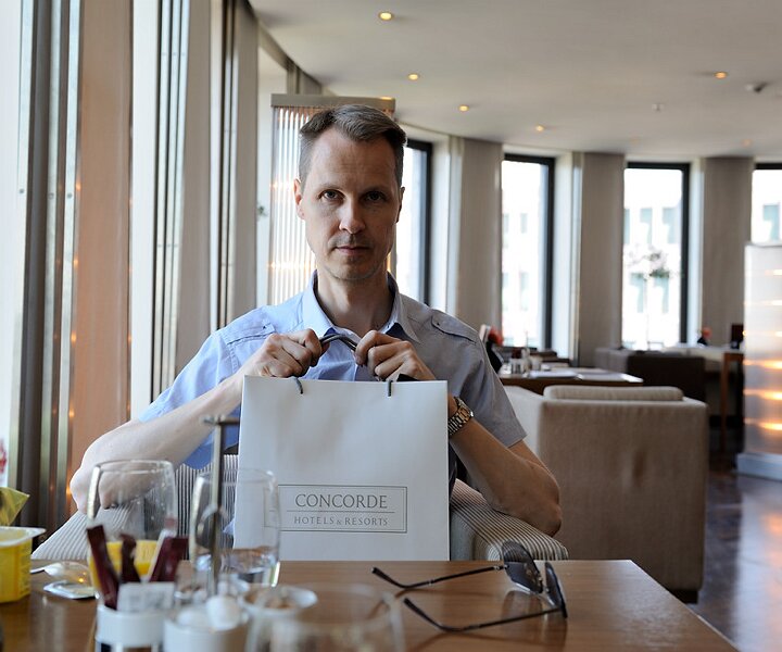 _DSC0036 Arto in the lounge at hotel Concorde Berlin.