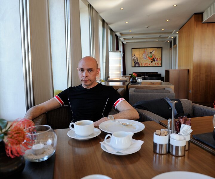 _DSC0067 Markos in the lounge at hotel Concorde Berlin.