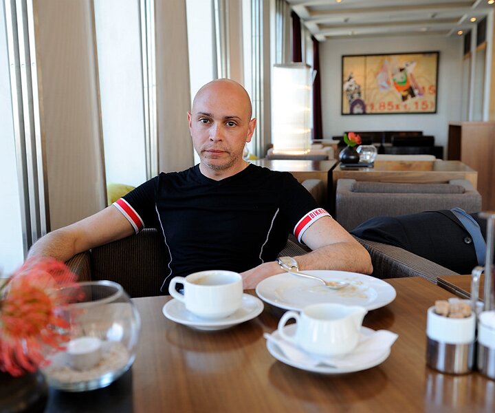 _DSC0068 Markos in the lounge at hotel Concorde Berlin.