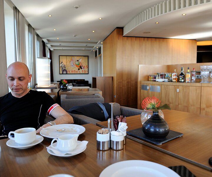 _DSC0070 Markos in the lounge at hotel Concorde Berlin.