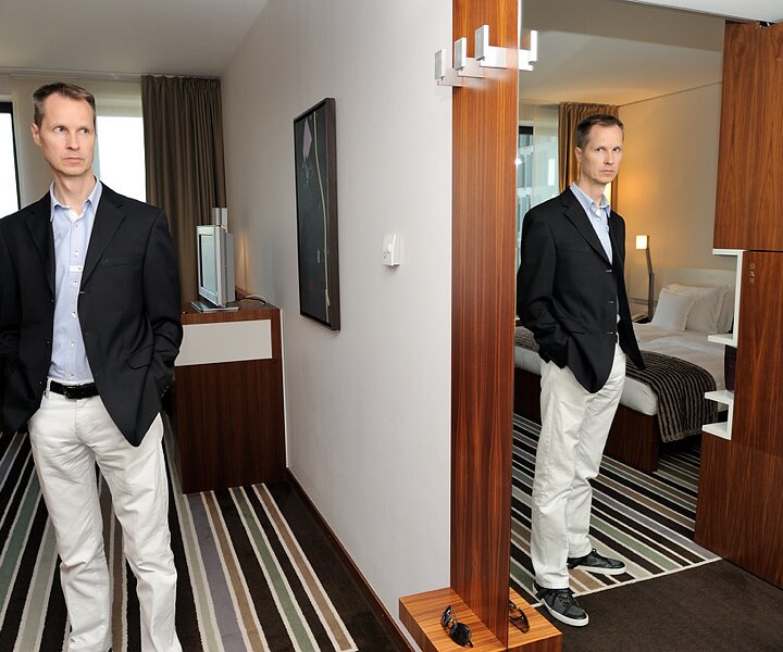 _DSC0085 Arto in the hotel room at hotel Concorde Berlin.