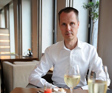 _DSC0207 Arto in the lounge at hotel Concorde Berlin.
