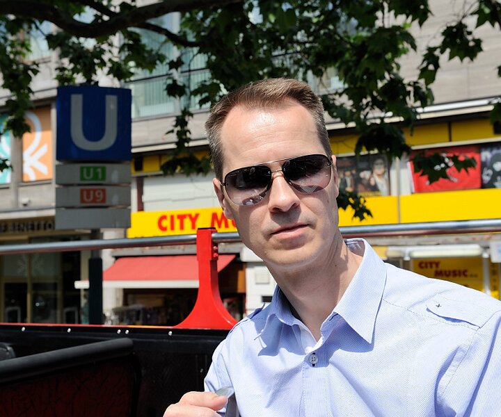_DSC0002 Arto on the sightseeing bus.