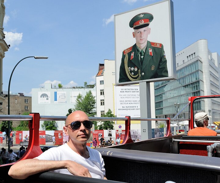 _DSC0069 Passing by Checkpoint Charlie with the sightseeing bus.