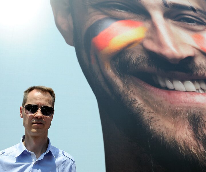 _DSC0103 Arto in front of an ad.