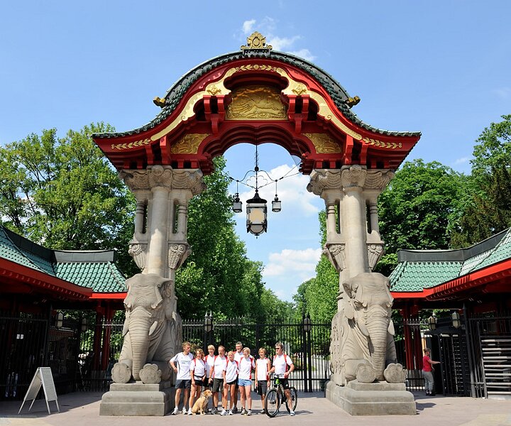 _DSC0112 At the zoo entrance.