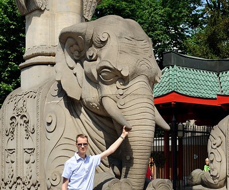 _DSC0114 Arto at the zoo entrance.