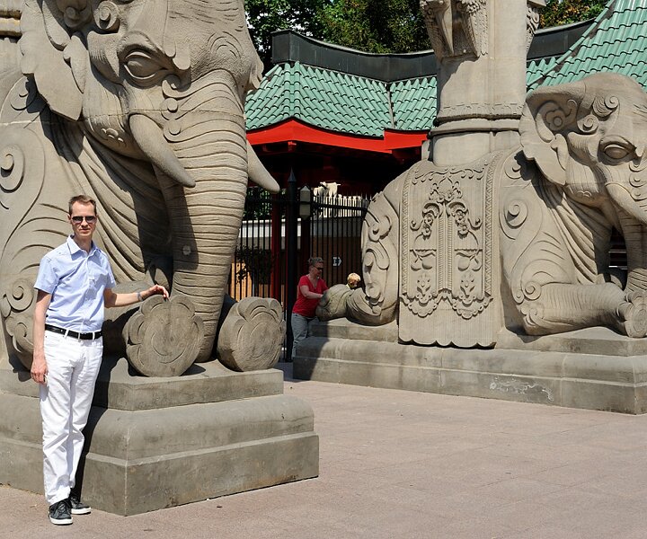 _DSC0115 Arto and the elephants at the zoo entrance.