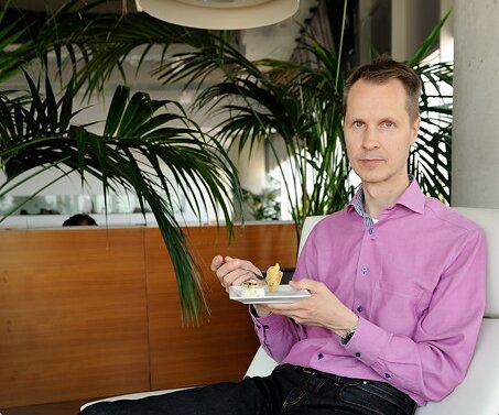 _DSC0004 Arto at the lounge at Larnaca airport.