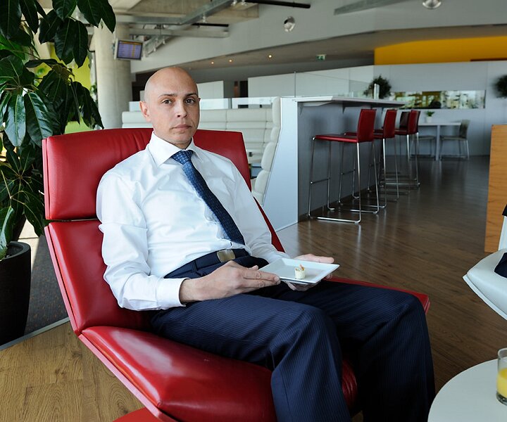_DSC0010 Markos at the lounge at Larnaca airport.