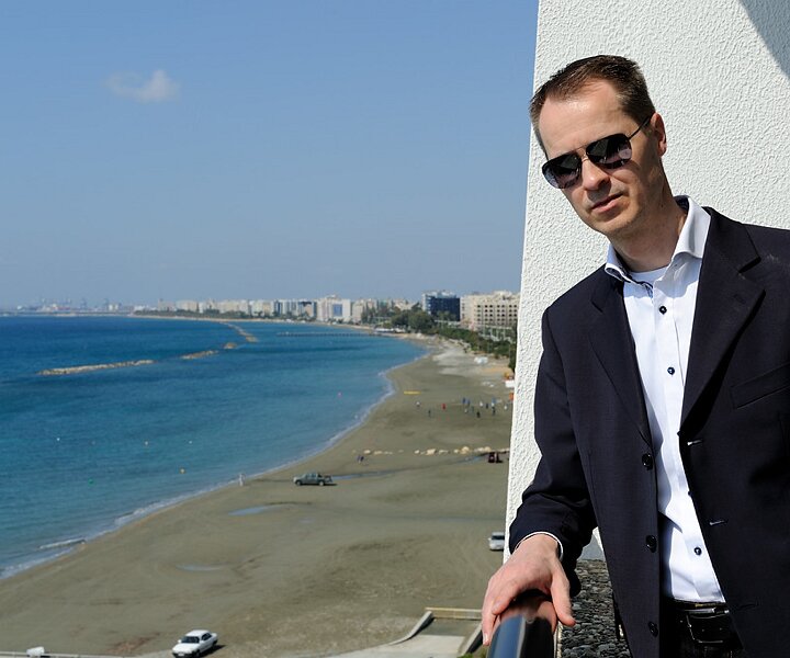 _DSC0006_1 Arto on the balcony at the hotel in Limassol.