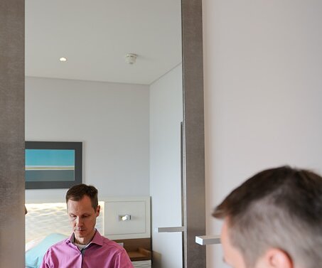 _DSC0019 Arto in the hotel room in Limassol.