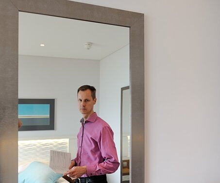 _DSC0021 Arto in the hotel room in Limassol.
