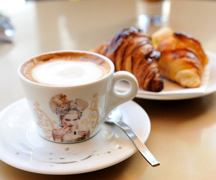 _DSC0020 Cappuccino and croissants at Le café.
