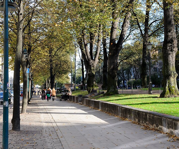 _DSC0021 Walking at the Esplanade in Helsinki.