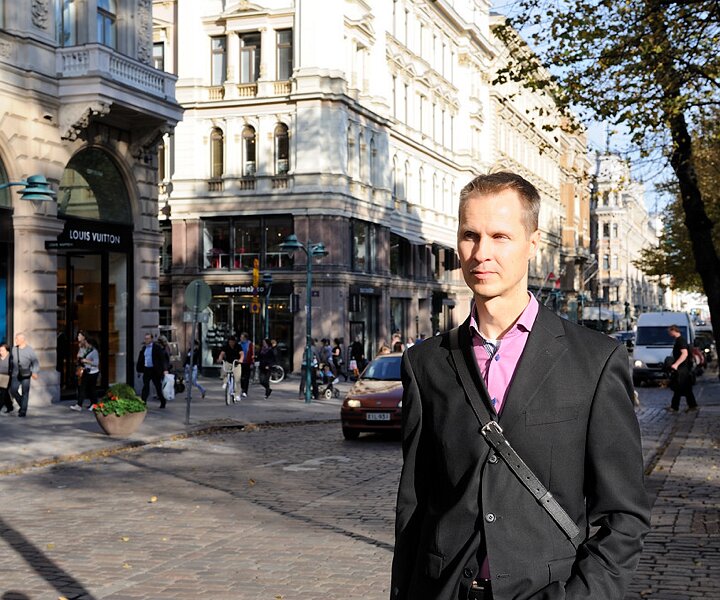 _DSC0024 Arto walking at the Esplanade boulevard in Helsinki.
