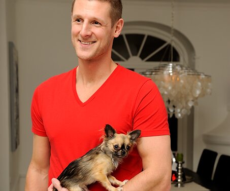 _DSC0005 Andreas in his apartment with Pepsi.