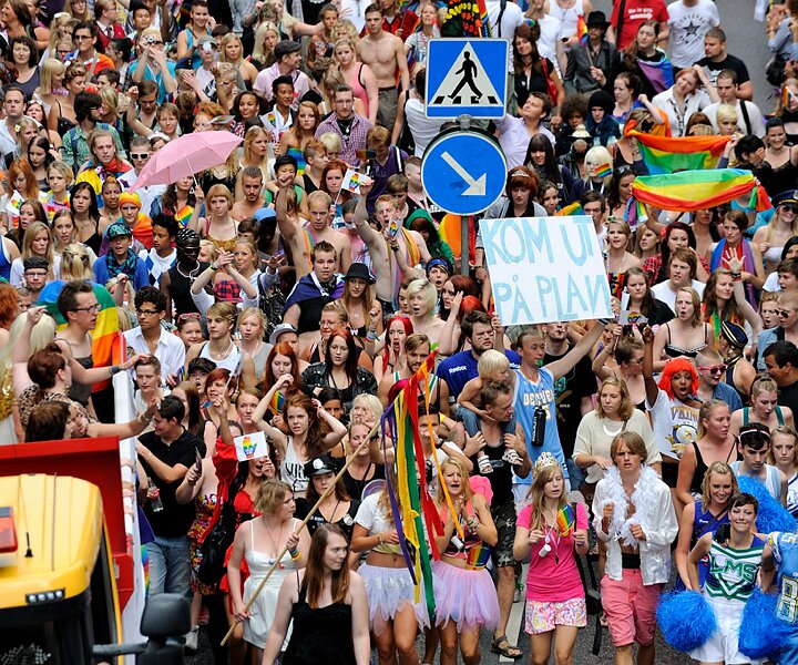 _DSC0058 Youngsters in the pride parade at Kungsgatan.