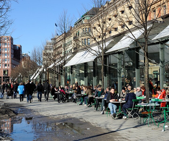 _DSC0016 Spring has arrived, people enjoying the sun in Kungsträdgården.