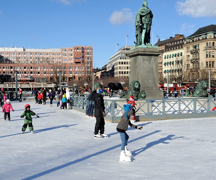 _DSC0029 Ice skating in Kungsträdgården.