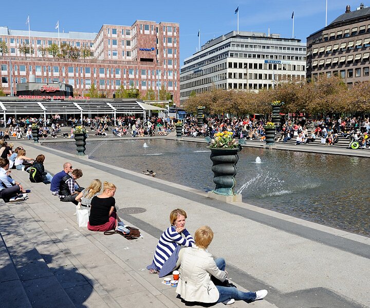 _DSC0007 People enjoying the sun in Kungsträdgården.