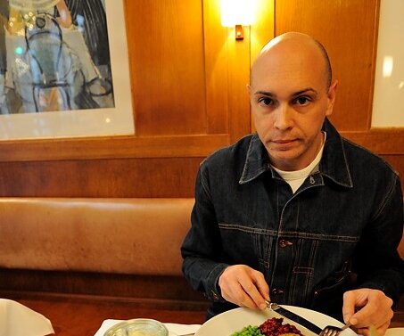_DSC0003 Markos having lunch (at Prinsen).