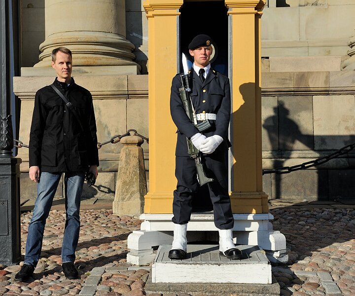 _DSC0001 Arto and a guard at the Royal Palace.