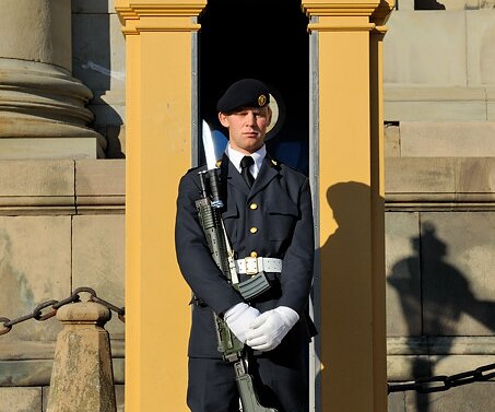 _DSC0003 Guard at the Royal Palace in Stockholm.