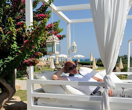 _DSC0009 Markos at the Guru terrace.