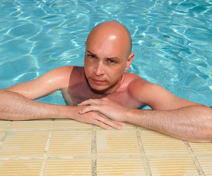 _DSC0013_1 Markos in the pool.