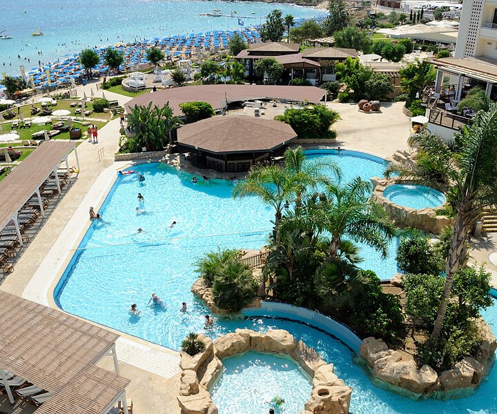 _DSC0027 View over the pool area, the beach at Fig Tree Bay in the background.