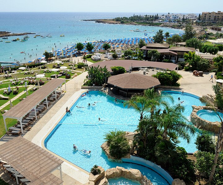 _DSC0029_1 View over the pool area, the beach at Fig Tree Bay in the background.