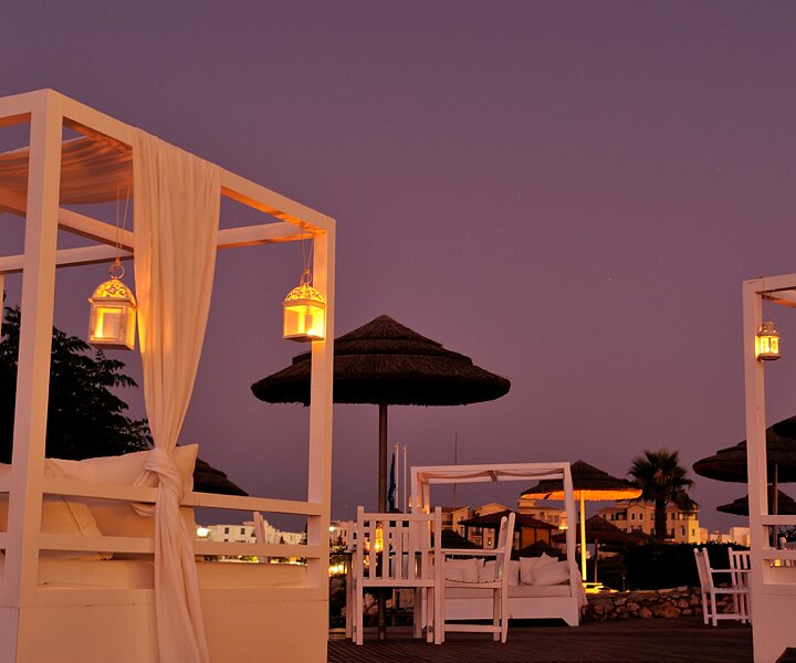 _DSC0086 At the Guru terrace in the evening.