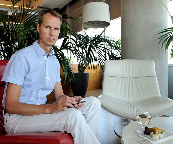 _DSC0003 Arto in the lounge at Larnaca airport.