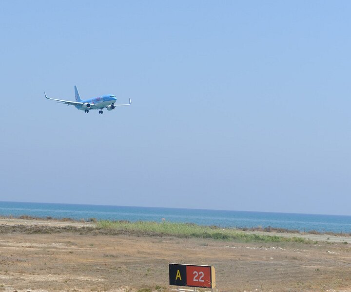 _DSC0020 Incoming flight at Larnaca airport.