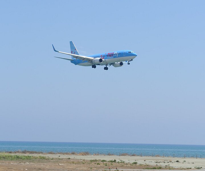 _DSC0021 Incoming flight at Larnaca airport.
