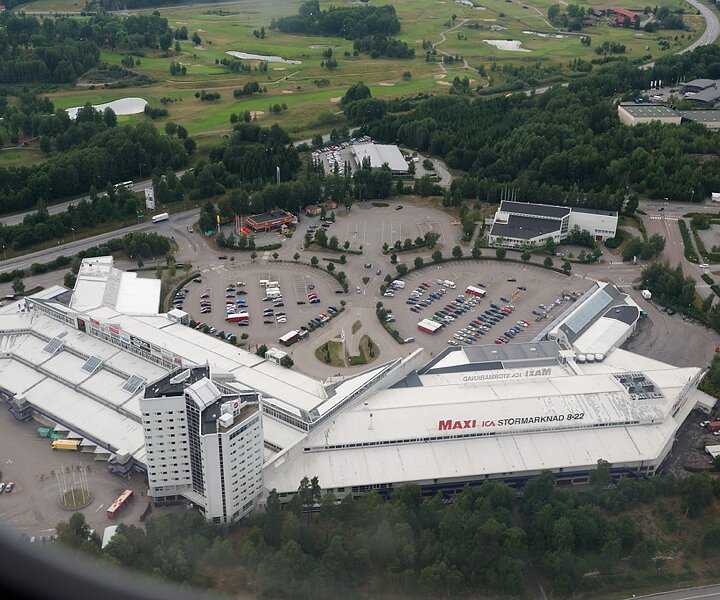 _DSC0053 View of a supermarket on approach to Arlanda airport.