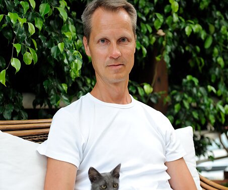 _DSC0046 Arto with a cat at my brothers place in Limassol, after an excursion to Troodos.