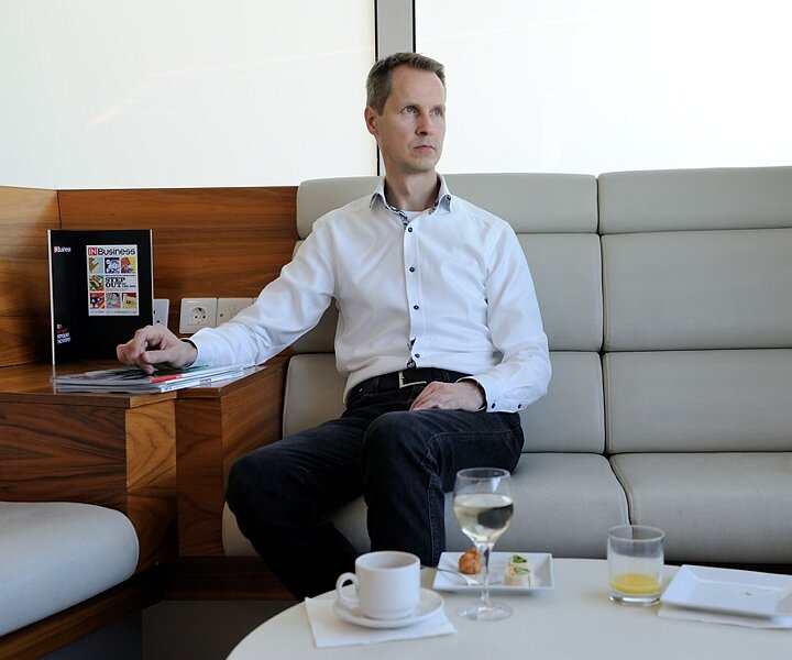 _DSC0001 Arto at the lounge at Larnaca airport.
