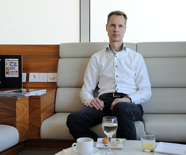 _DSC0003 Arto at the lounge at Larnaca airport.