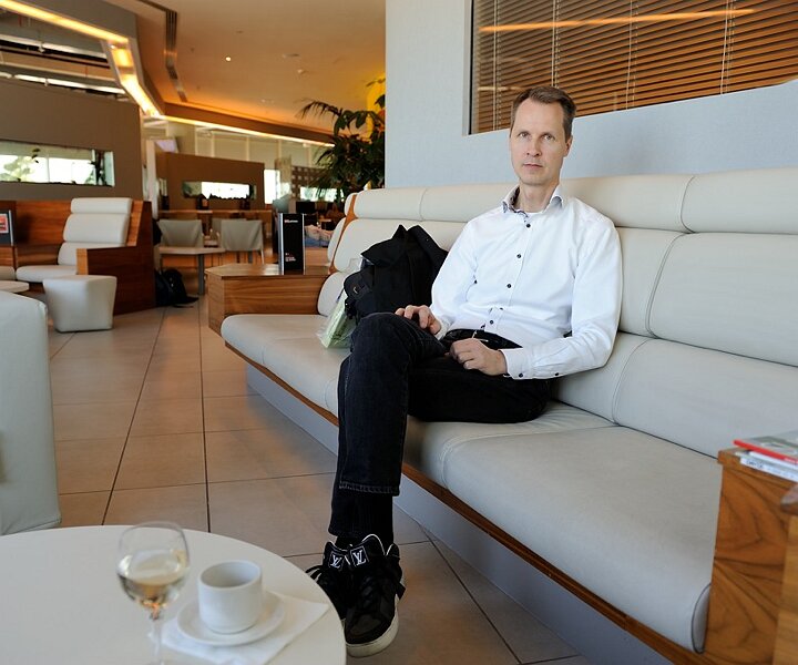 _DSC0005 Arto at the lounge at Larnaca airport.