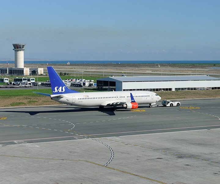 _DSC0008 A SAS B737 at Larnaca airport.