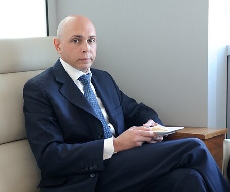 _DSC0011 Markos at the lounge at Larnaca airport.
