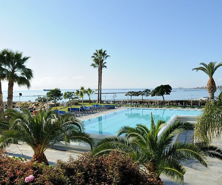 _DSC0013 View of the pool area at Crowne Plaza.