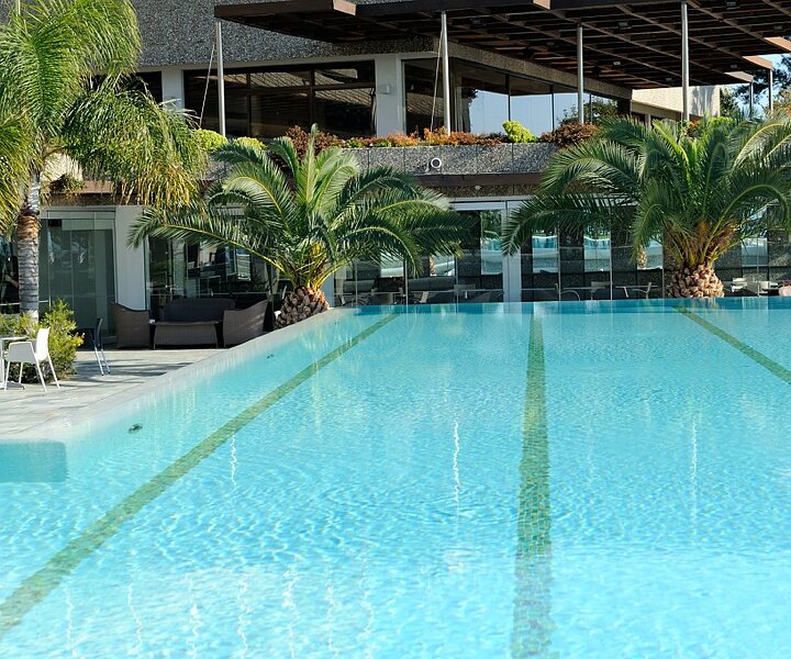 _DSC0015 By the pool at Crowne Plaza.