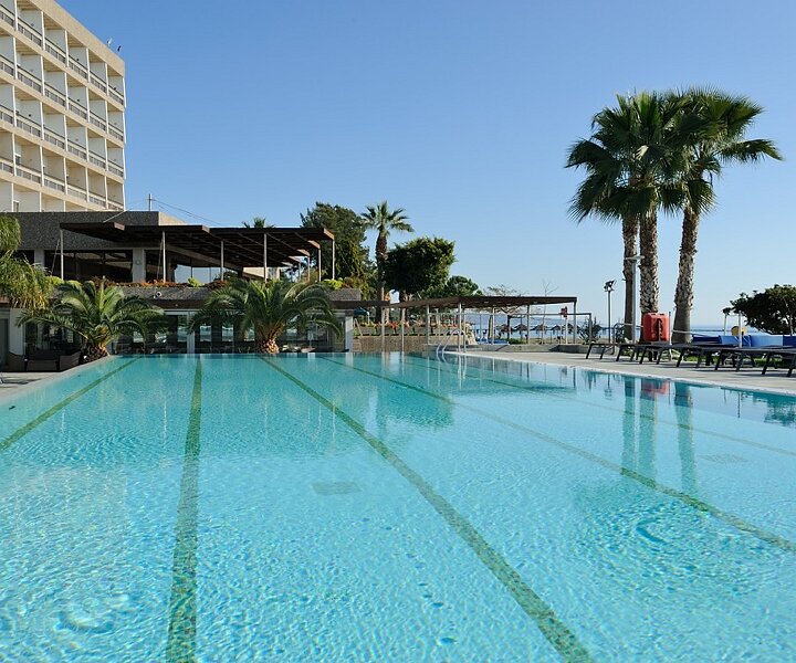 _DSC0017 View of the pool area at Crowne Plaza.