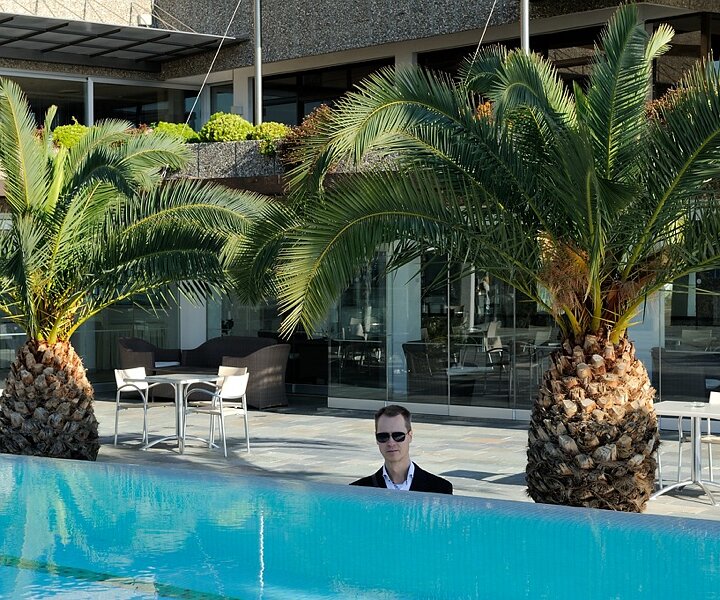 _DSC0021 Arto by the pool at Crowne Plaza.