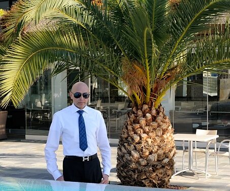 _DSC0024 Markos by the pool at Crowne Plaza.